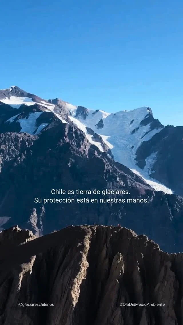 #DÍADELMEDIOAMBIENTE 🔵 Con más de 26 mil glaciares distribuidos de norte a sur, Chile alberga el 80% de los glaciares de Sudamérica y alrededor del 11% del total mundial. Un verdadero tesoro natural, vital para nuestras cuencas, el clima y la biodiversidad.

🌎 La variedad de sus formas, colores y tamaños nos recuerda no solo su belleza, sino también la responsabilidad de protegerlos. Somos guardianes de estas masas de hielo milenarias, pero hoy, su existencia está en peligro.

🚫 A pesar de su importancia, en Chile aún no existe una ley que los proteja. Los glaciares siguen expuestos a las amenazas de la industria extractiva, sin un marco legal que garantice su conservación, investigación o monitoreo, ni planes de adaptación ante el cambio climático.

⚠️ En este Día del Medio Ambiente, el llamado es a informarse y como ciudadanos ser participes activamente de su protección.

💬 ¿Qué acciones crees urgentes para proteger nuestros glaciares? Te leemos en los comentarios.

“Las acciones y decisiones que tomemos el día de hoy, construirán el futuro para la naturaleza, comunidades y glaciares”
~Fundación Glaciares Chilenos~

🎥 Video: @zerene10
📍 Ubicación: Cerro Marisco, Parque Andino Juncal, Los Andes, región de Valparaíso. 

🔵 Si valoras nuestro trabajo, puedes apoyarnos con una donación desde $3.000. Comenta GLACIAR y te enviamos más información.

#glaciareschilenos #yoprotejolosglaciares #diamundialdelmedioambiente #medioambiente